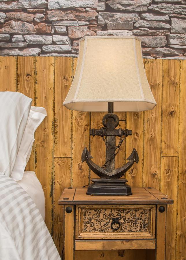 Deluxe Rustic Charlestown Themed Apartment Сент-Остел Экстерьер фото